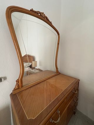 Cómoda de madera con espejo