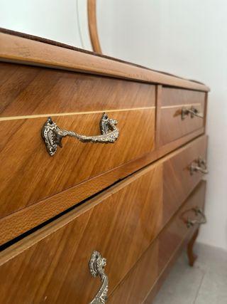 Cómoda de madera con espejo