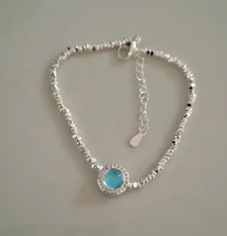 Pulsera de plata, piedra lunar central.