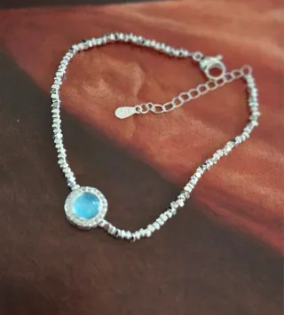 Pulsera de plata, piedra lunar central.