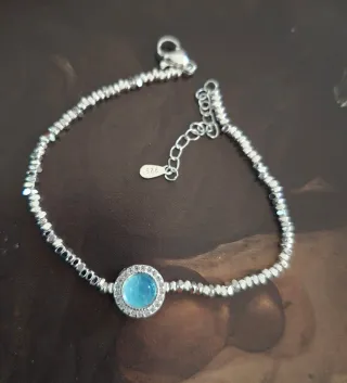 Pulsera de plata, piedra lunar central.