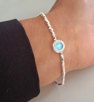 Pulsera de plata, piedra lunar central.