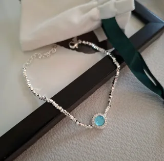 Pulsera de plata, piedra lunar central.