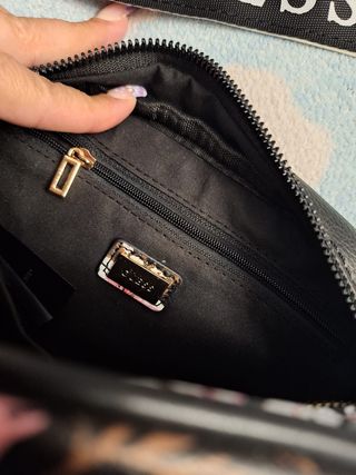 Bolso Guess Negro con Flores Rosas