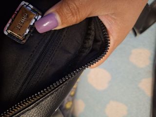 Bolso Guess Negro con Flores Rosas