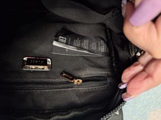 Bolso Guess Negro con Flores Rosas