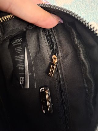 Bolso Guess Negro con Flores Rosas