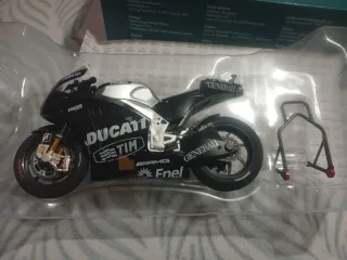 Moto Ducati Valentino Rossi 1:12