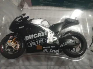 Moto Ducati Valentino Rossi 1:12