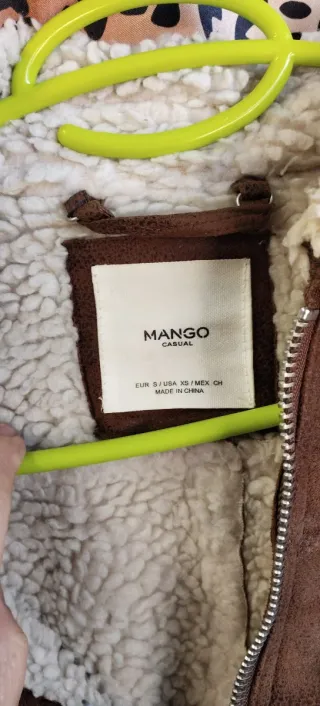 Cazadora efecto piel Mango forrada