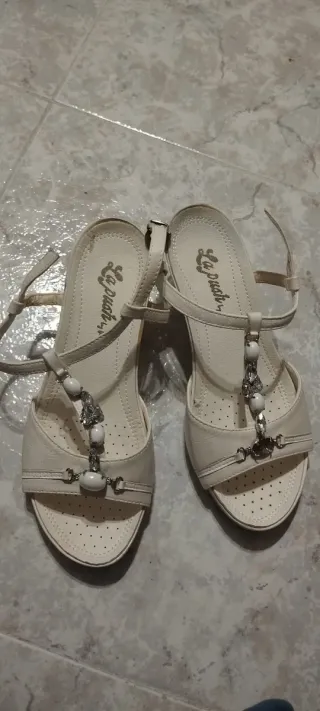 A estrenar!Sandalias Blancas y Plateadas