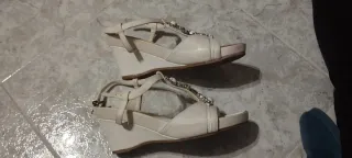 A estrenar!Sandalias Blancas y Plateadas