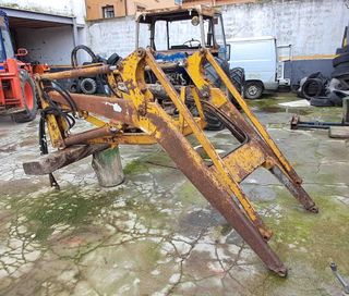 Tractor Ebro 6079 Sincro 12 con pala y cazo.