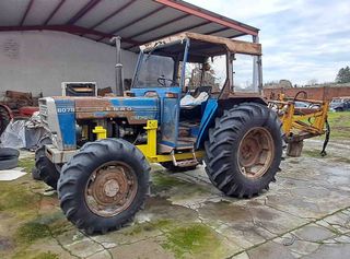 Tractor Ebro 6079 Sincro 12 con pala y cazo.