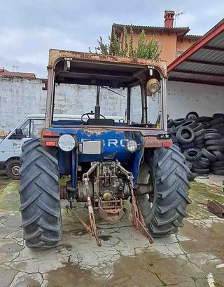 Tractor Ebro 6079 Sincro 12 con pala y cazo.