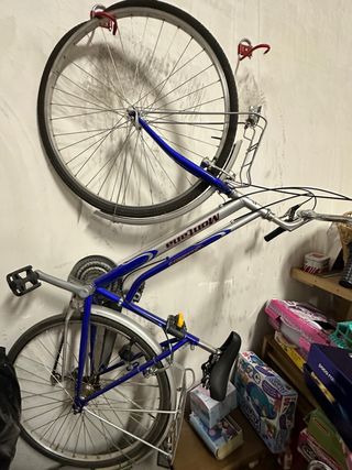 Bicicleta Montana plateada y azul