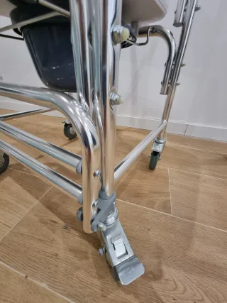 Silla de ducha y WC con ruedas sin estrenar