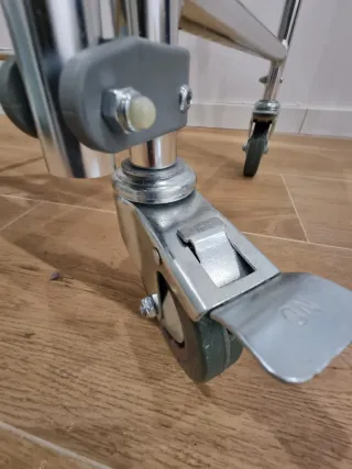 Silla de ducha y WC con ruedas sin estrenar