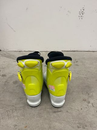 Botas de esquí infantiles, varias tallas a la vez.