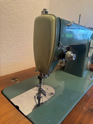 Máquina de coser Alfa Royale