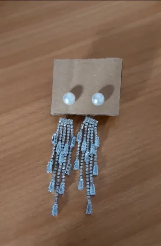 Pendientes largos con perlas y brillantes