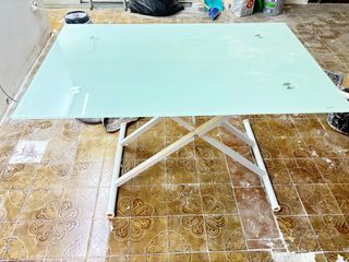 Mesa de cristal con patas metálicas