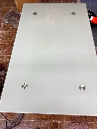 Mesa de cristal con patas metálicas