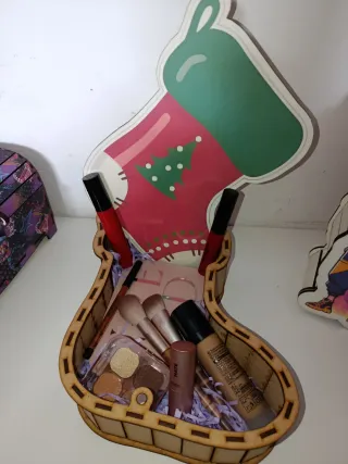 Caja de madera decorada estilo calcetín navideño