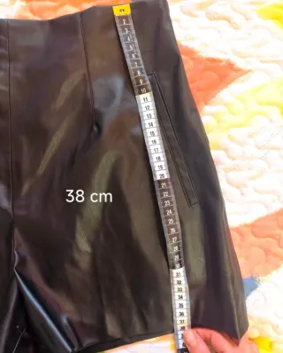 Pantalón corto polipiel negro Zara Talla L