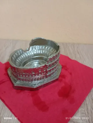 Vasetto in onice e statuetta Colosseo