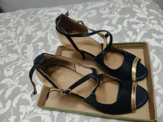 Zapatos de baile dorados y negros