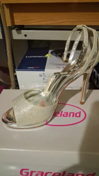 Sandalias plateadas de fiesta