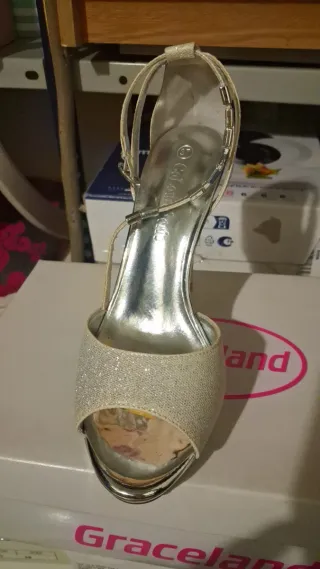 Sandalias plateadas de fiesta