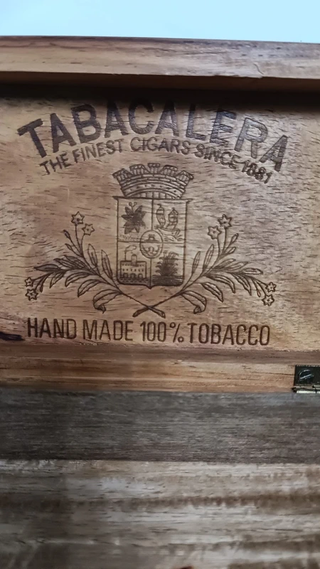 Cajita Antigua de madera decorada 20.5 x 11 x 5 cm