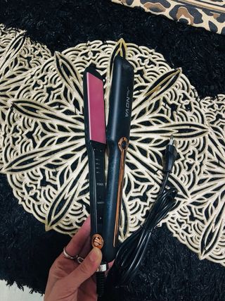 Plancha de pelo negra y rosa