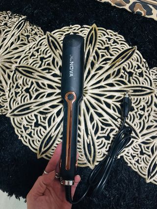 Plancha de pelo negra y rosa