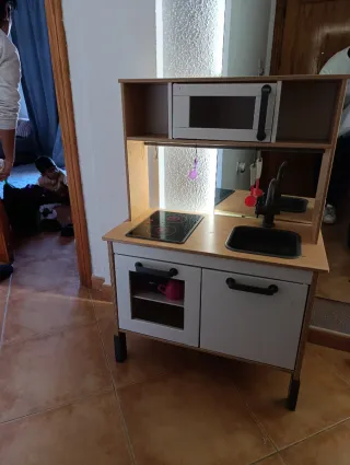 Cocina de juguete con microondas y accesorios