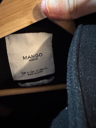 Abrigo Mango Negro con Capucha y Pelo
