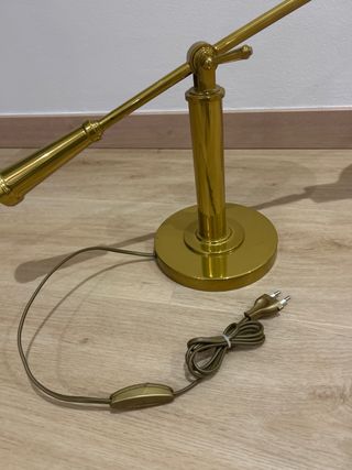 Lámpara de escritorio dorada metal