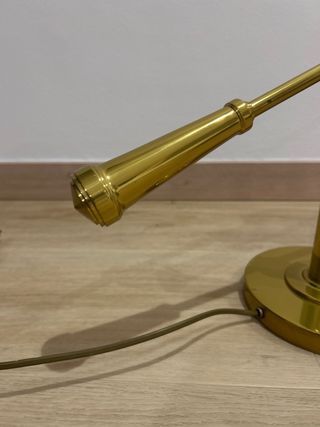 Lámpara de escritorio dorada metal