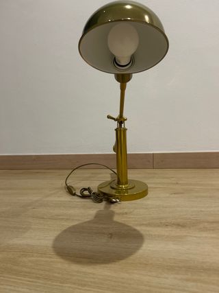Lámpara de escritorio dorada metal