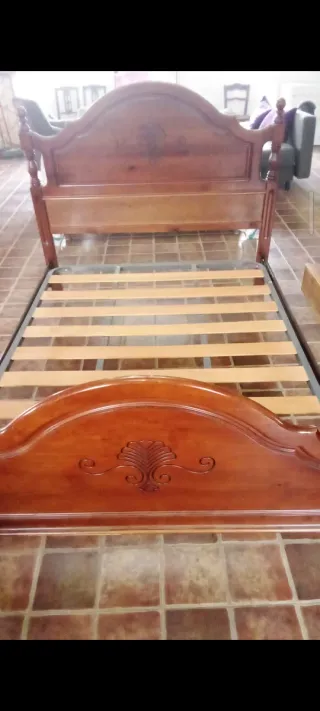 Cama de madera tallada con somier