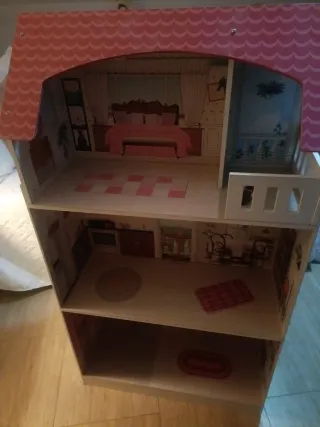 Casa y cocinita de muñecas