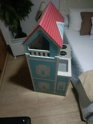 Casa y cocinita de muñecas