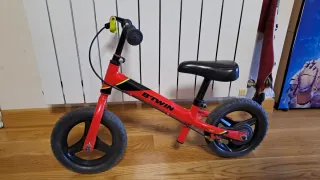 Bicicleta B'TWIN sin pedales roja
