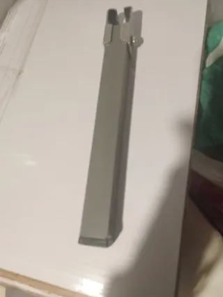 4  Patas para somier de metal gris.