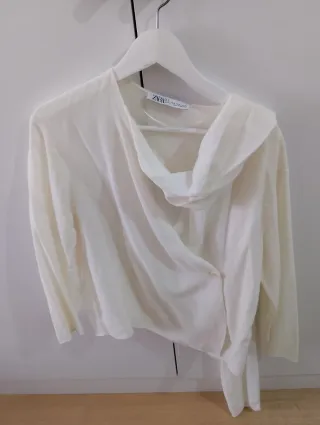 Camisa Zara blanca con fular mujer