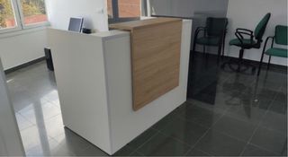 Mostrador de recepción blanco y madera