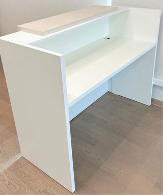 Mostrador de recepción blanco y madera