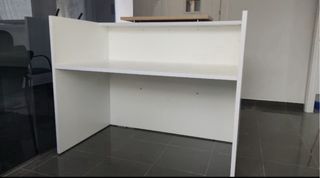 Mostrador de recepción blanco y madera